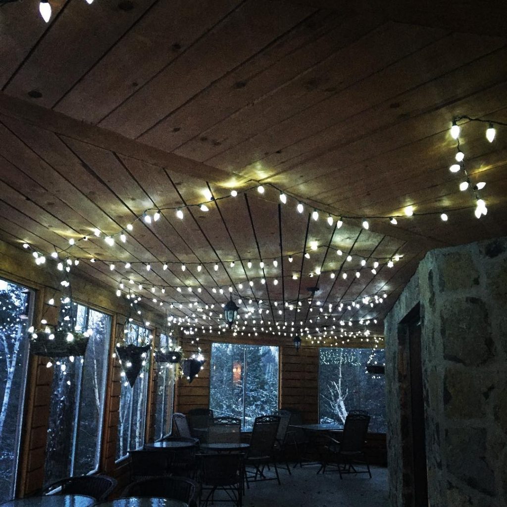 Terrasse de nuit de l'aubergeCarcajou