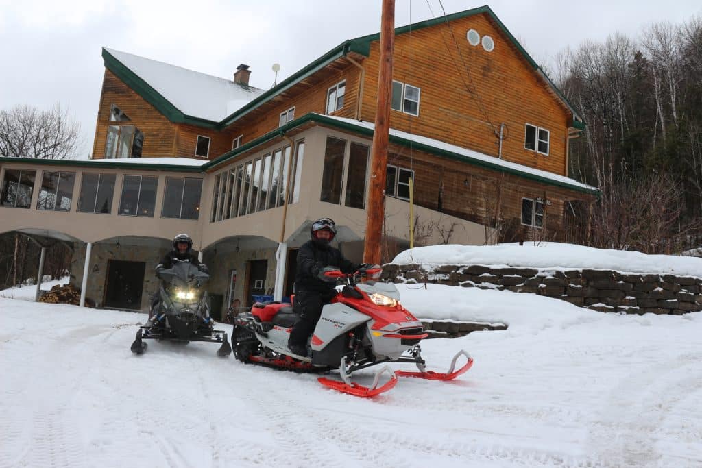 Ski-doo à l'auberge Carcajou